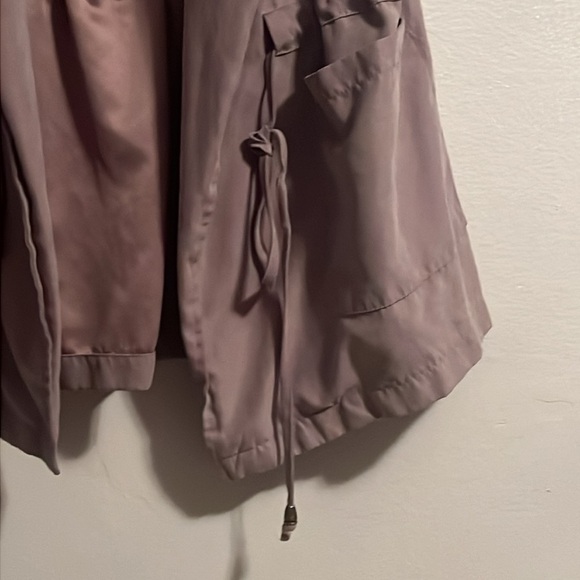 Poetry Vest lightweight brown. Front pockets and hoddie mocha mousse - Picture 3 of 7